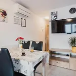 Apartments With Hot Tub Umag - 25324 * Ουμάγκ