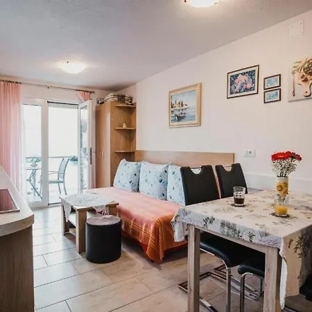 Apartments With Hot Tub Umag - 25324 Umago