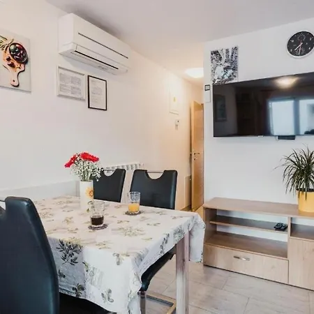 Apartments With Hot Tub Umag - 25324 * Umago